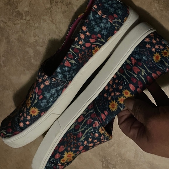TOMS Floral Slip-On Women's Shoes - Picture 2 of 3